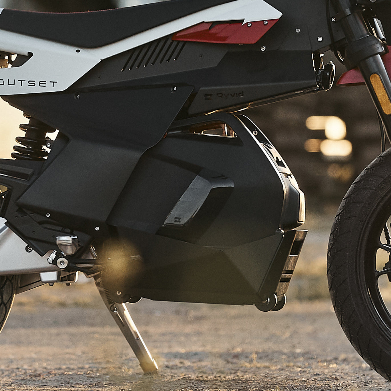 Removable 4.3 kWh lithium-ion battery pack with fast charger
